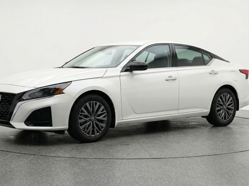 Used 2025 Nissan Altima 2.5 SV FWD image 3