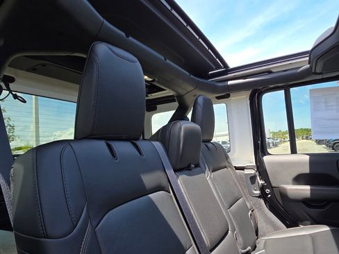 Used 2021 Jeep Wrangler Unlimited Rubicon w/ Trailer Tow Package AWD/4WD image 14