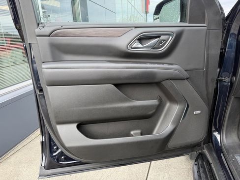 Used 2022 Chevrolet Suburban LT w/ LT Signature Package image 11