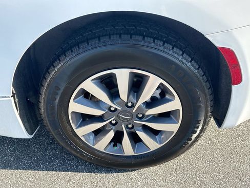 Used 2023 Chrysler Pacifica Touring-L FWD image 24