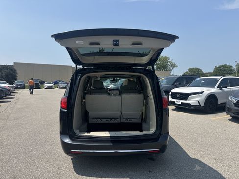 Used 2020 Chrysler Pacifica Limited FWD image 10
