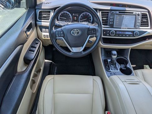 Used 2017 Toyota Highlander XLE AWD/4WD image 11