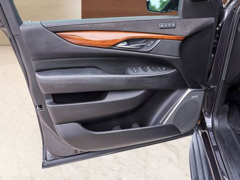Used 2018 Cadillac Escalade Luxury AWD/4WD image 24