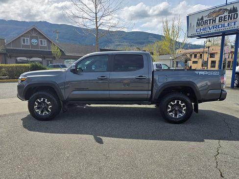 Used 2021 Toyota Tacoma TRD Off-Road w/ Technology Package AWD/4WD image 8