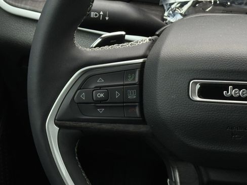 Used 2023 Jeep Grand Cherokee Limited w/ Black Appearance Package AWD/4WD image 16