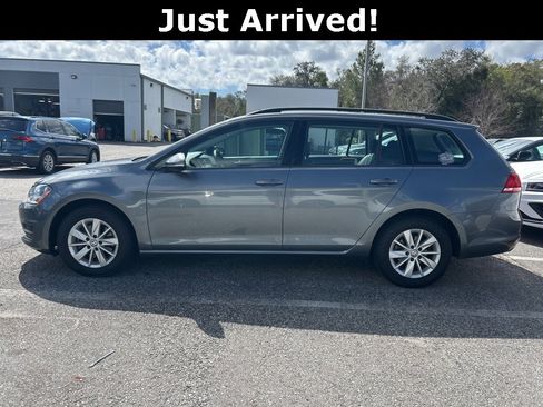 Used 2017 Volkswagen Golf S image 3