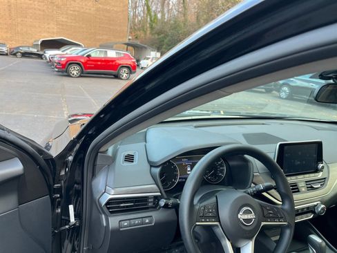 Used 2025 Nissan Altima 2.5 SV image 33