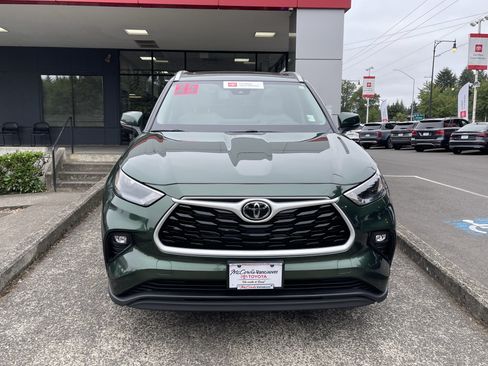 Certified 2025 Toyota Highlander XLE AWD/4WD image 2