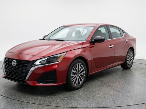 Used 2025 Nissan Altima 2.5 SV image 3