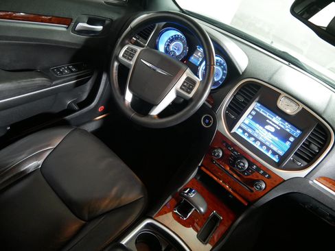 Used 2014 Chrysler 300 AWD w/ Driver Convenience Group image 9