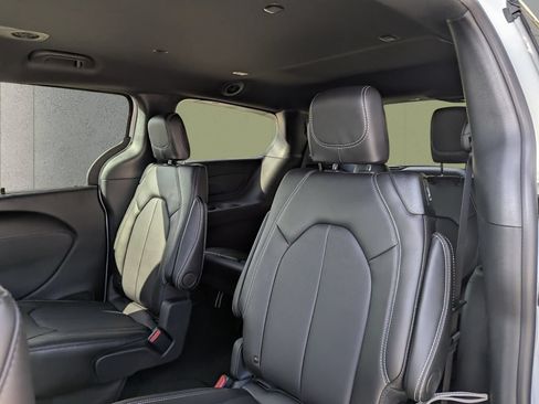 New 2026 Chrysler Pacifica Select w/ S Appearance Package FWD image 9