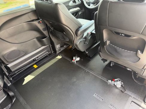 Used 2024 Chrysler Pacifica Touring-L w/ S Appearance Package FWD image 13