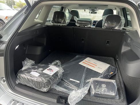 New 2025 Volkswagen Tiguan SE image 16