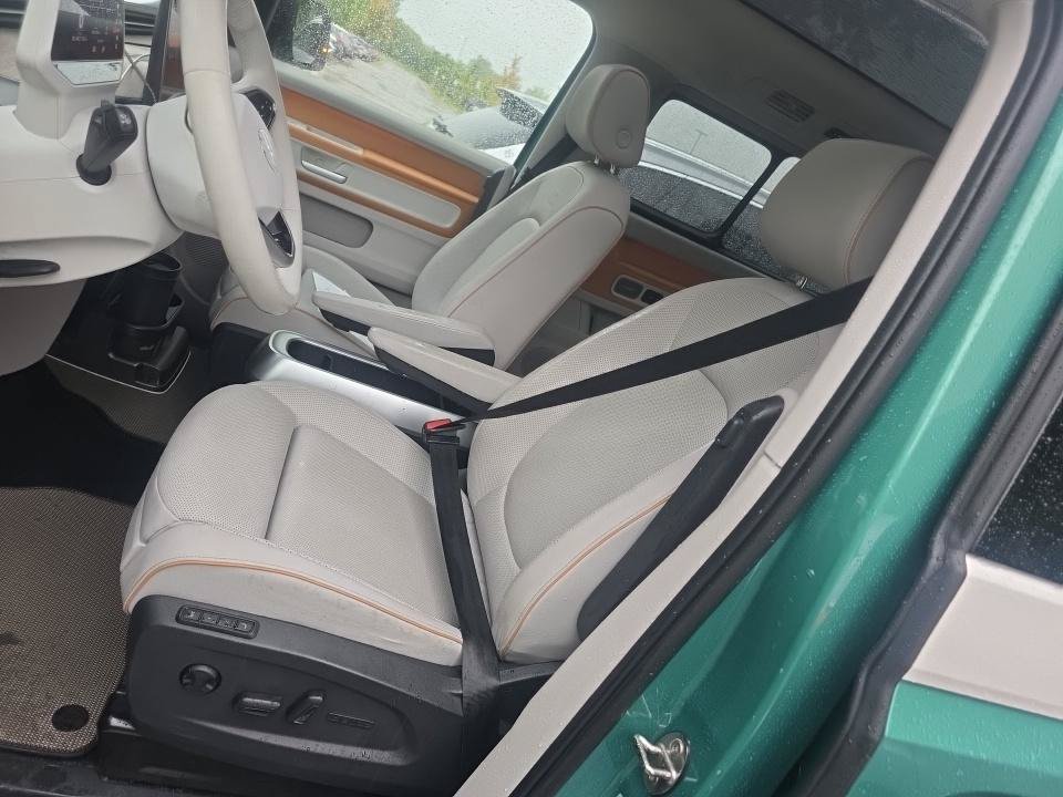 Used 2025 Volkswagen ID. Buzz 1st Edition RWD image 7