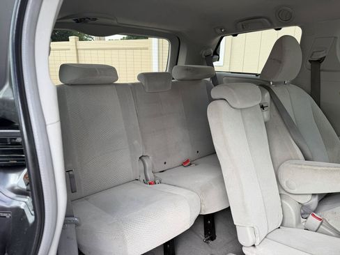 Used 2011 Toyota Sienna LE w/ Towing Pkg FWD image 5