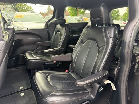 Used 2019 Chrysler Pacifica Touring-L Plus FWD image 15