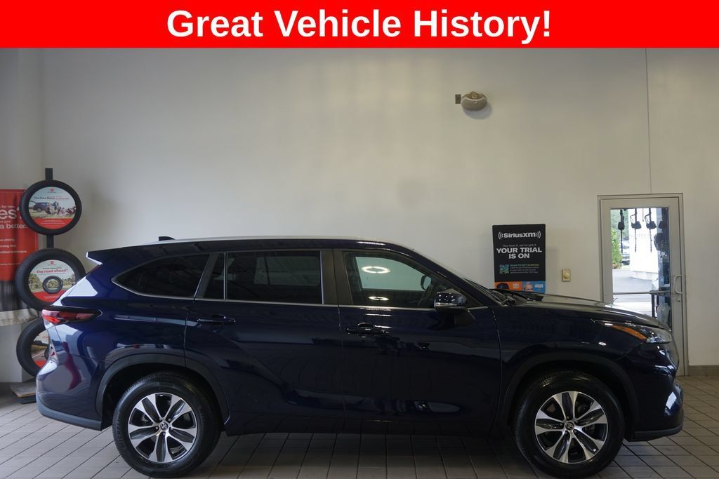 Certified 2025 Toyota Highlander XLE FWD image 2