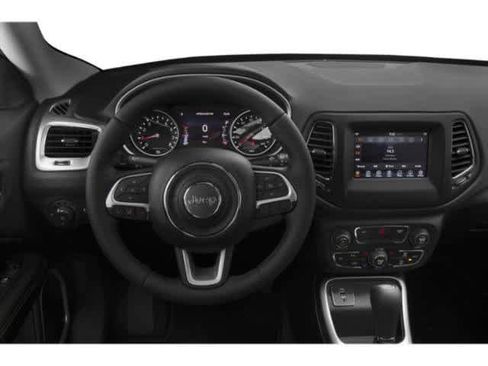 Used 2018 Jeep Compass Latitude FWD image 9