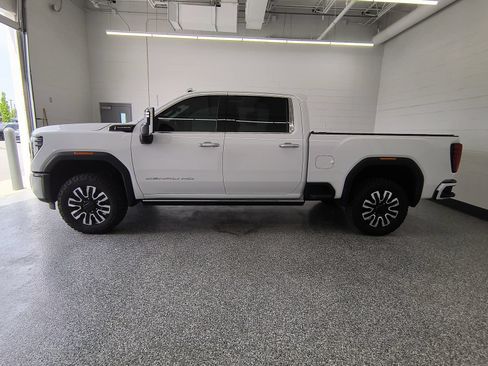 Used 2025 GMC Sierra 2500 Denali Ultimate AWD/4WD image 2