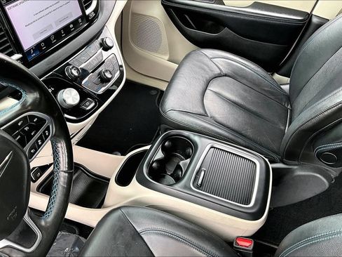 Used 2021 Chrysler Pacifica Touring-L FWD image 19