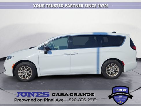 Used 2024 Chrysler Pacifica Touring-L FWD image 3
