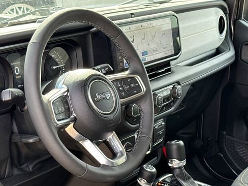 Used 2025 Jeep Wrangler Unlimited Sahara AWD/4WD image 19