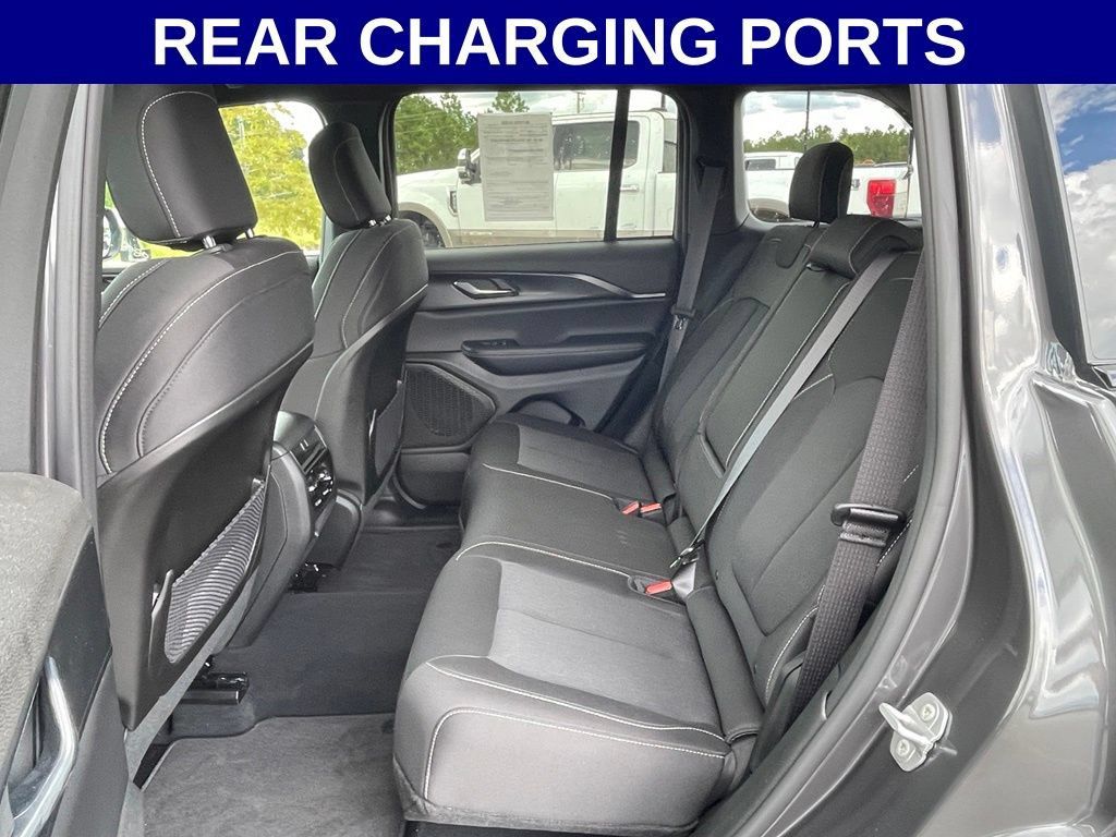 Used 2026 Jeep Grand Cherokee Laredo RWD image 14