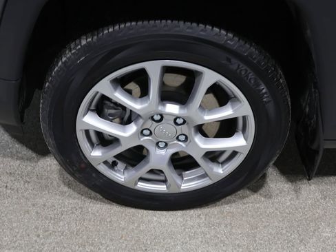 Used 2023 Jeep Compass Latitude image 10