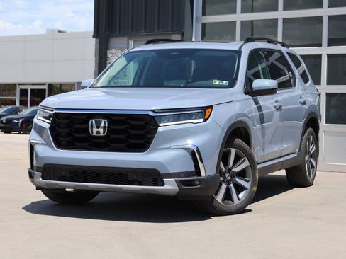 Used 2025 Honda Pilot Touring image 3