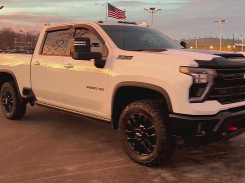 Used 2025 Chevrolet Silverado 3500 LTZ image 8