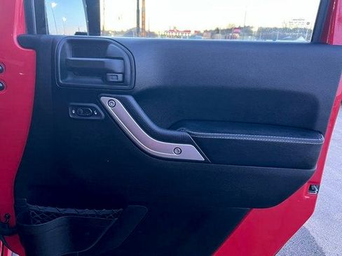 Used 2017 Jeep Wrangler Unlimited Rubicon AWD/4WD image 9