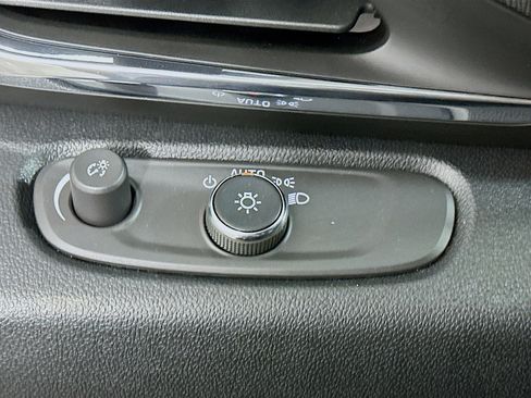 Used 2025 Buick Envista Preferred image 17