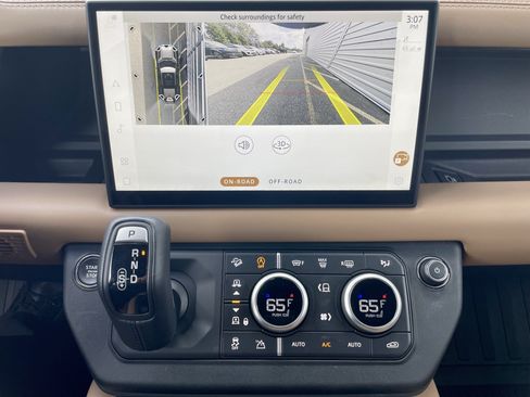 Certified 2025 Land Rover Defender 110 X-Dynamic SE AWD/4WD image 28