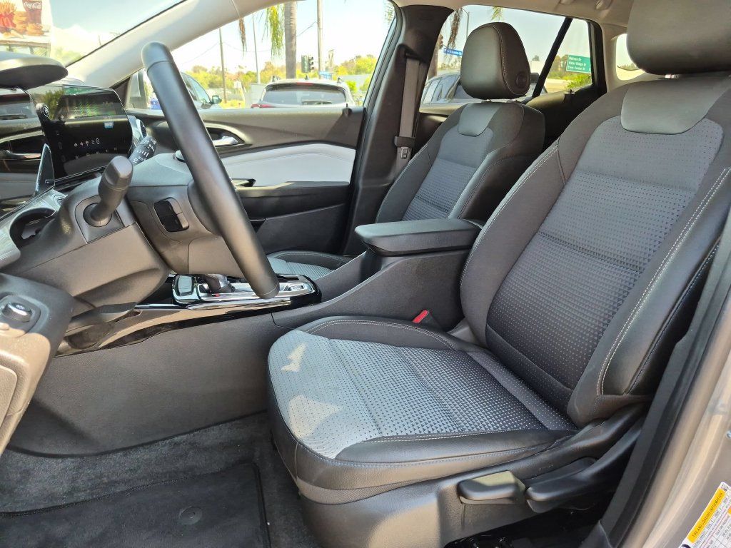 Used 2025 Chevrolet Trax LT w/ LT Convenience Package FWD image 21