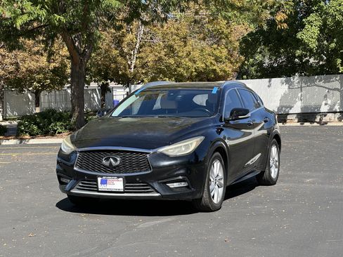 Used 2017 INFINITI QX30 Premium w/ Navigation Package FWD image 9