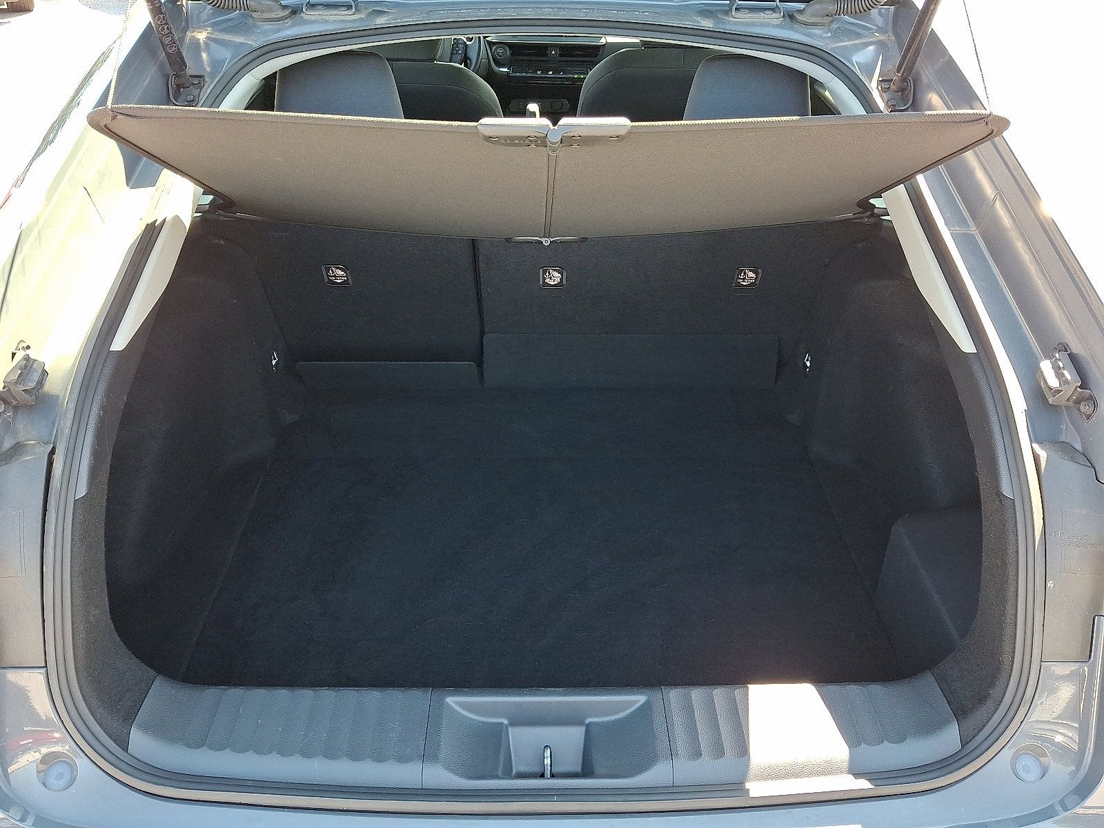 Used 2024 Toyota Prius LE FWD image 28