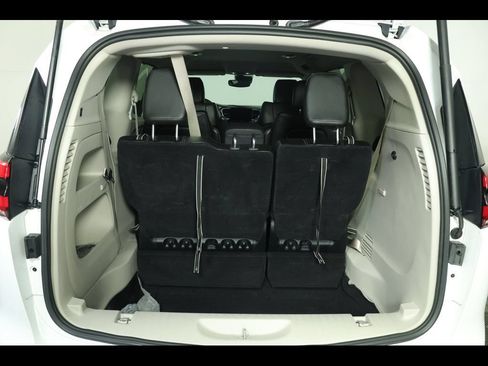 Used 2024 Chrysler Pacifica Touring-L FWD image 12