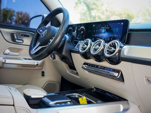 Used 2021 Mercedes-Benz GLB 250 w/ Premium Package image 11