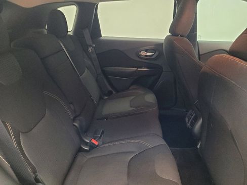 Used 2016 Jeep Cherokee Latitude w/ Comfort & Sound Group AWD/4WD image 19