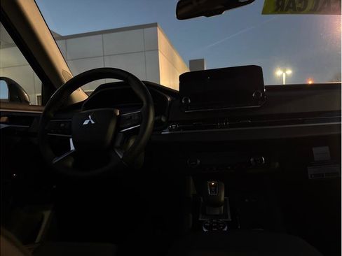 Used 2025 Mitsubishi Outlander SE Tech Pacakge image 14