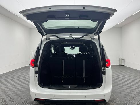 Used 2023 Chrysler Pacifica Touring FWD image 10