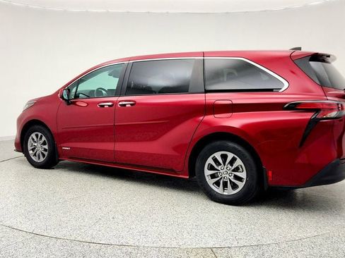 Used 2021 Toyota Sienna XLE image 7