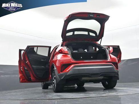 Used 2022 Toyota C-HR XLE image 30