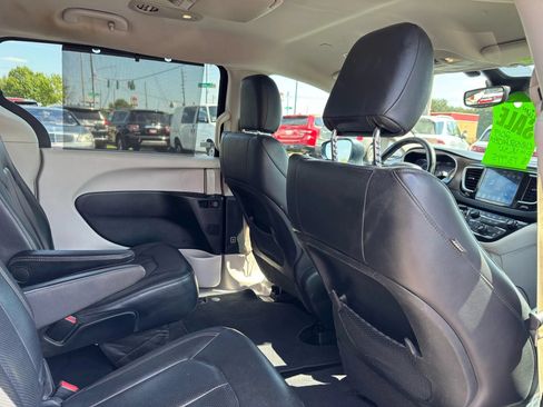 Used 2019 Chrysler Pacifica Touring-L w/ Advanced Safetytec Group FWD image 11