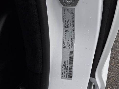 Used 2025 Chrysler Pacifica Select image 27