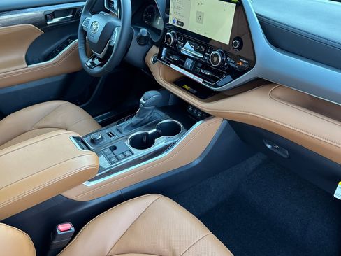 New 2025 Toyota Highlander Platinum image 17