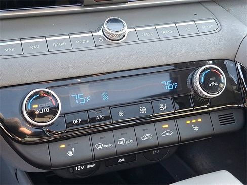 Used 2025 Hyundai Elantra SEL image 17