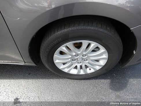 Used 2017 Toyota Sienna XLE FWD image 18