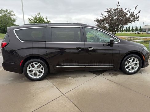 Used 2017 Chrysler Pacifica Touring-L w/ Tire & Wheel Group FWD image 24