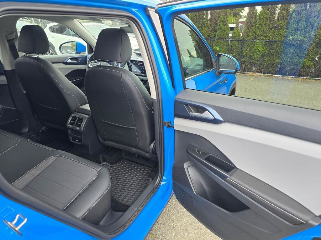 Used 2024 Volkswagen Taos SE w/ Panoramic Sunroof Package AWD/4WD image 13